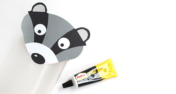 Tiergesicht wird auf Laterne geklebt